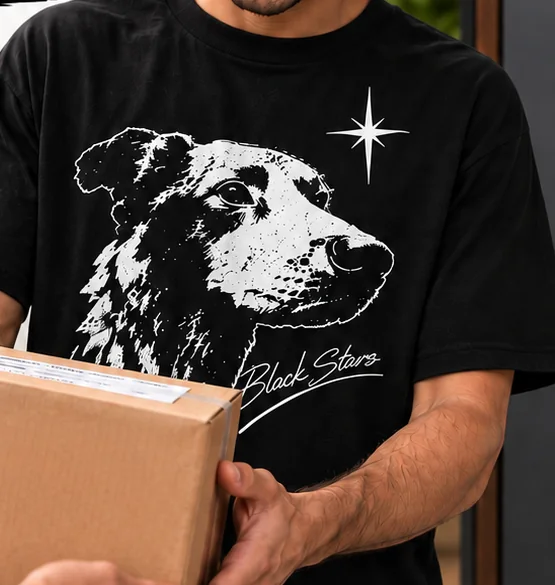 Pessoa recebendo camiseta personalizada embalada em caixa de papelão