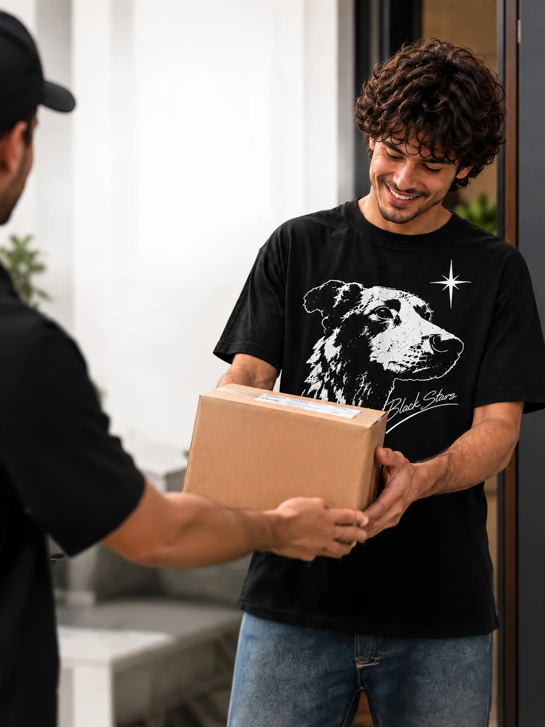 Cliente recebendo uma camiseta personalizada da Cabral